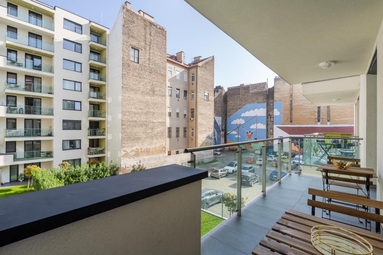 Navy Angel Apartment With Balcony Budapest Luaran gambar